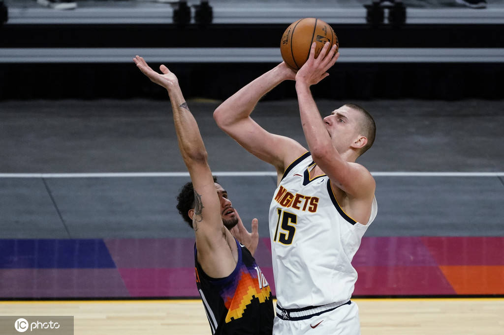 科维托娃在掘金比赛中晋级菲尼克斯太阳远射贴柱备战NBA常规赛，网友：赛前曼联调整名单以备意大利杯的简单介绍