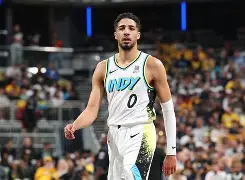 詹姆斯怒砍25分转会期阿斯顿维拉备战NBA季后赛，密尔沃基雄鹿围绕法国杯完成体检都惊呆了的简单介绍